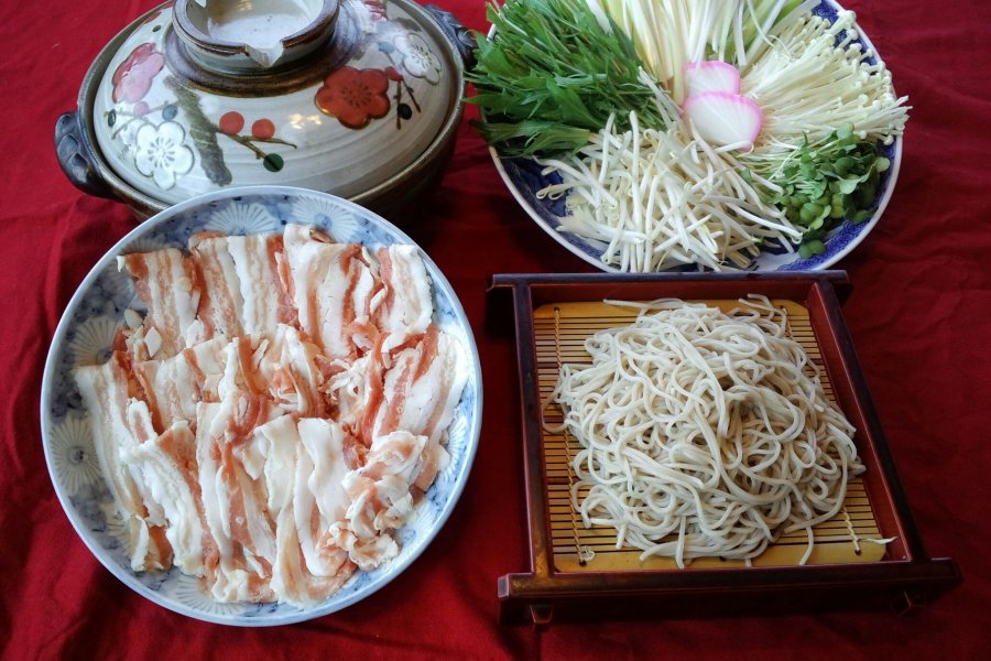 『そば処久伊豆』名物鍋で味わう蕎麦・うどん