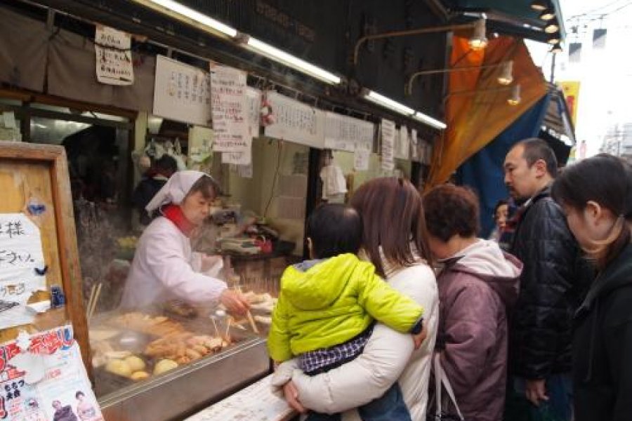 日本のB級グルメを砂町銀座商店街で食べ歩こう